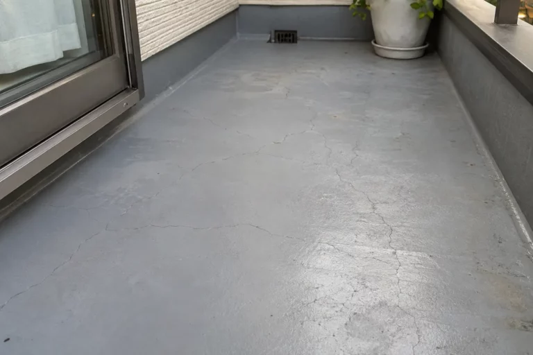 ベランダ防水の表面の細いひび