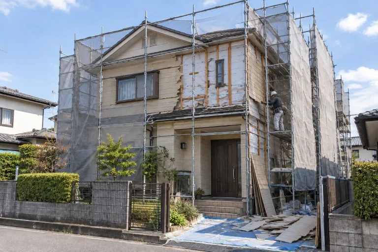 既存外壁を撤去する作業