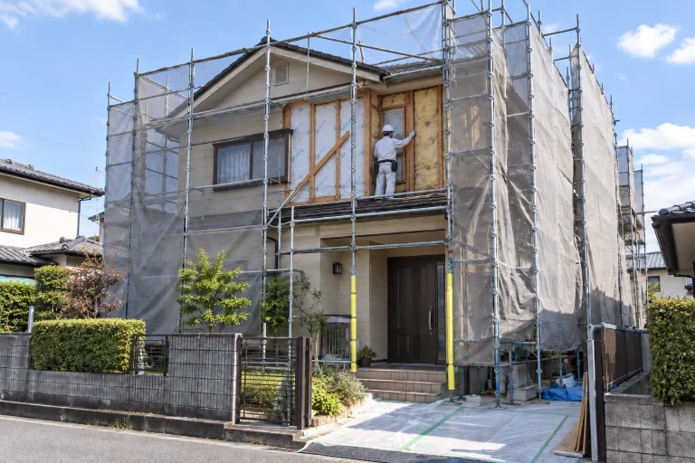 下地・防水層・断熱材を確認する作業