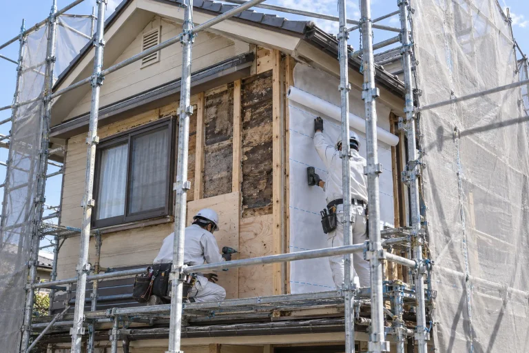 下地補修と防水処理の作業