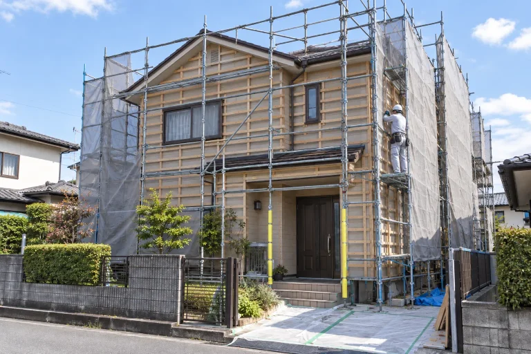 胴縁や下地部材を施工する場面