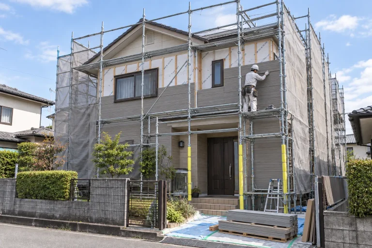 新しい外壁材を施工する場面