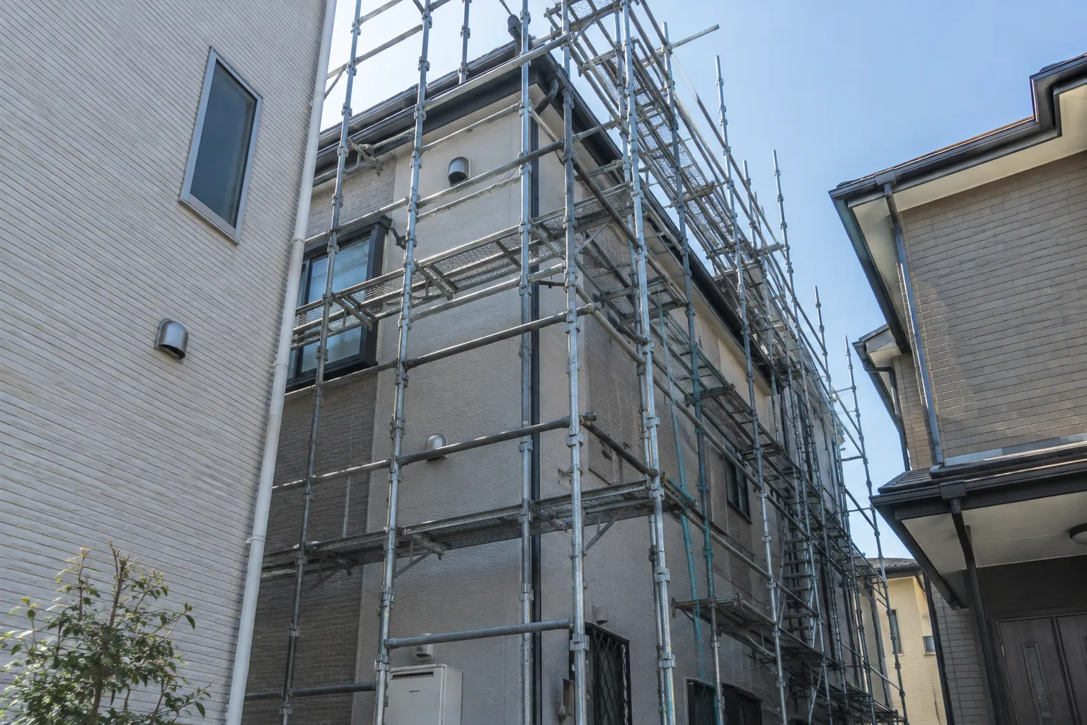 隣家との間隔が狭い住宅に設置した足場