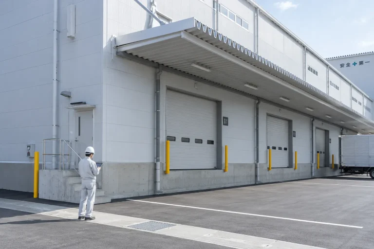 施工後の工場外装を確認して記録するイメージ