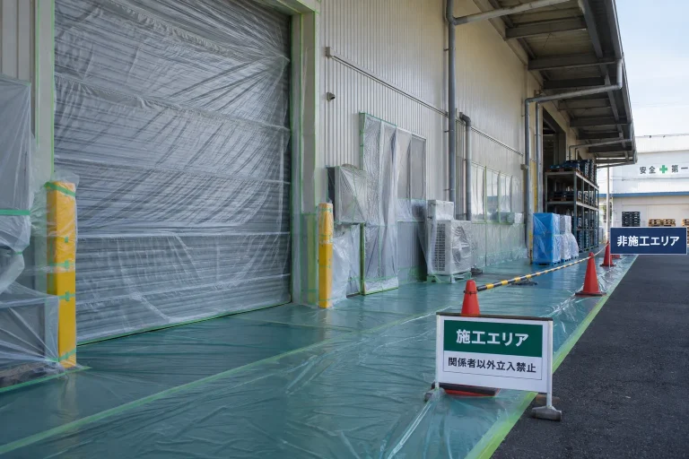 工場の窓や設備まわりの養生イメージ
