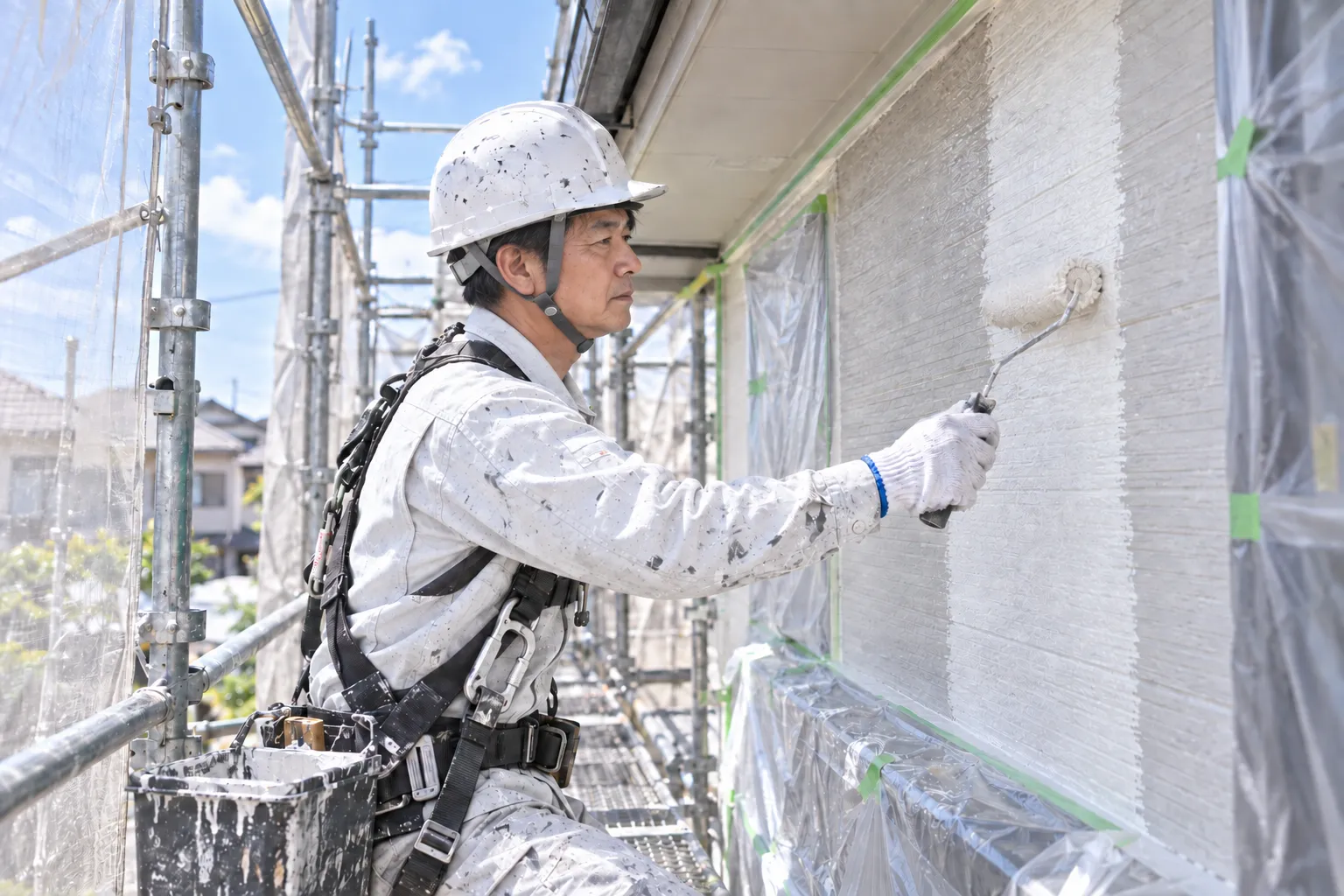 職人が安全に配慮して工事を進める場面