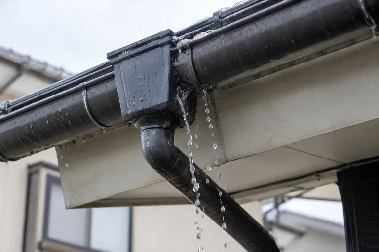 雨樋の継ぎ目からの漏れ