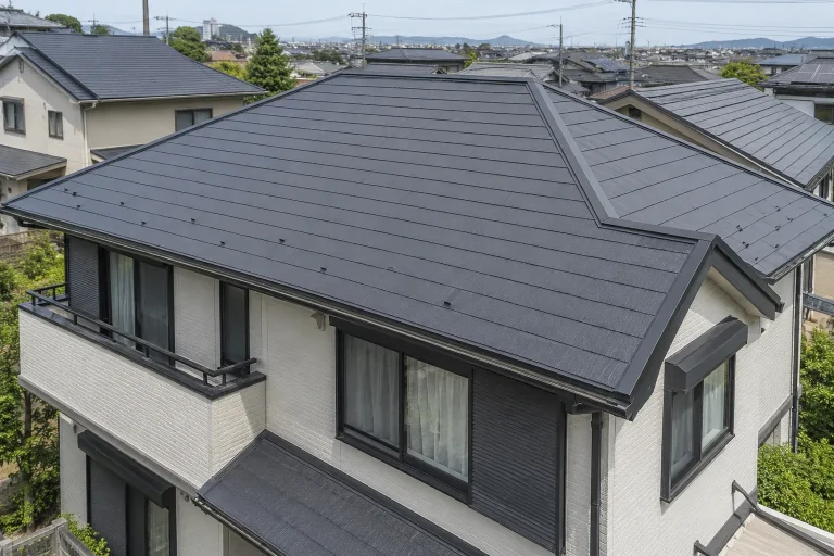標準的な寄棟形状の塗装済みスレート屋根
