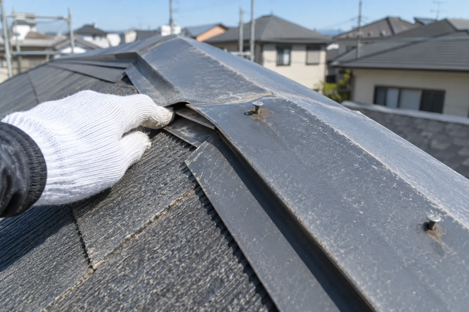 棟板金の固定部を確認する屋根診断