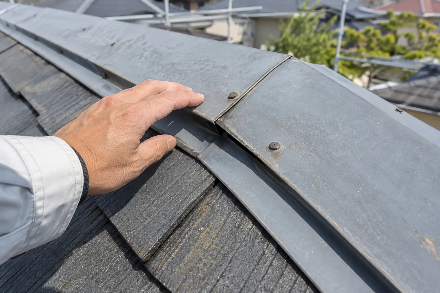 棟板金の固定部と下地の状態を確認するイメージ