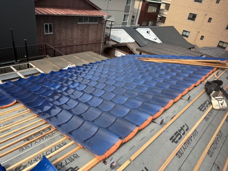 新設の瓦設置作業